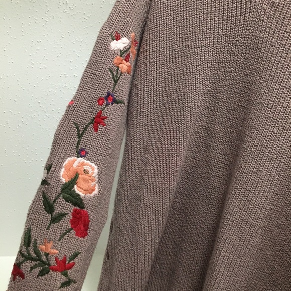 American Eagle Embroidered sweater - Picture 2 of 3